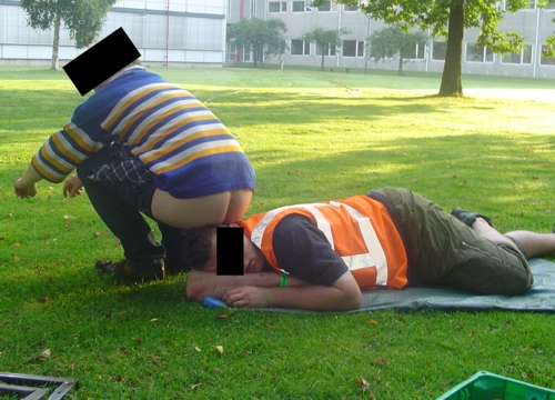 Zomaar een suggestie om uw groepsgenoten wakker te houden. (Gezichten zijn onherkenbaar gemaakt ter bescherming van beide heren, daar onze website goed gekend is onder recruterend Nederland.)