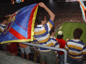 Tau-leden bovenin het grootse stadion van FC Barcelona